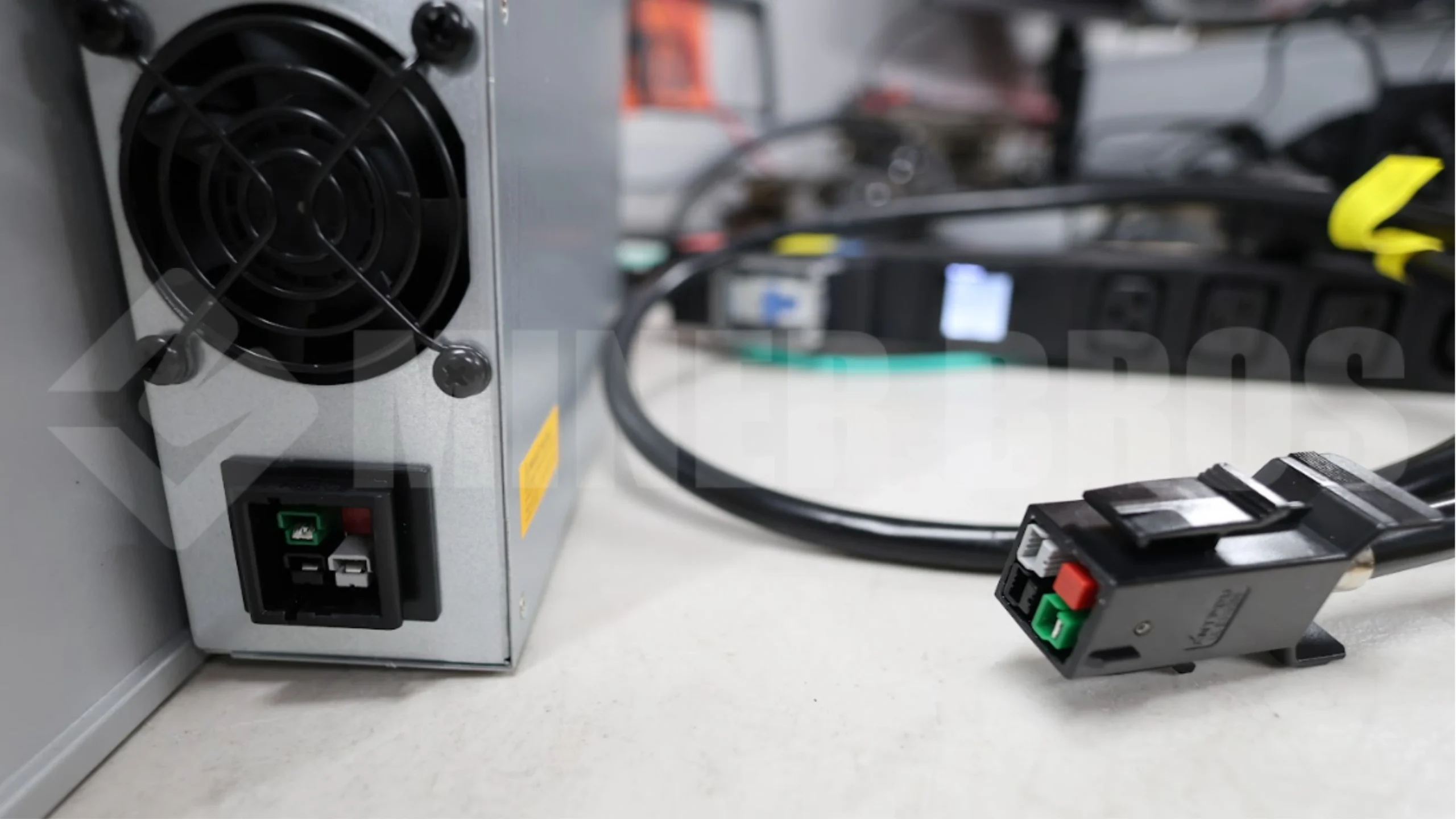 El Bitmain Antminer S21 XP viene con un cable de alimentación P-13 a C-20 - 5