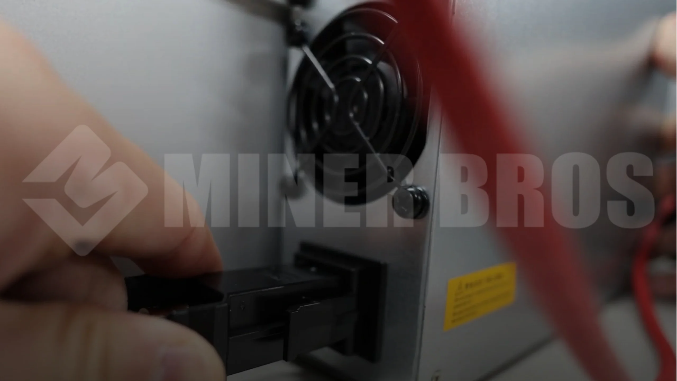 Inserta y aprieta el cable de alimentación hasta que haga clic - 8