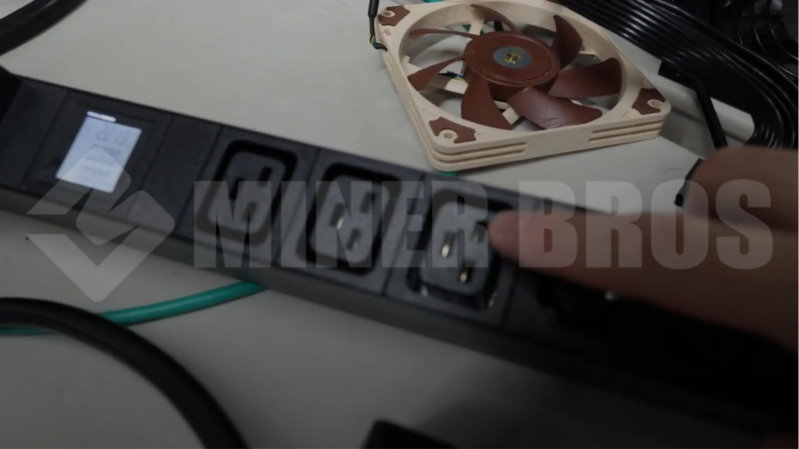 necesitarás una Unidad de Distribución de Energía dedicada de 30A y 240V - 4