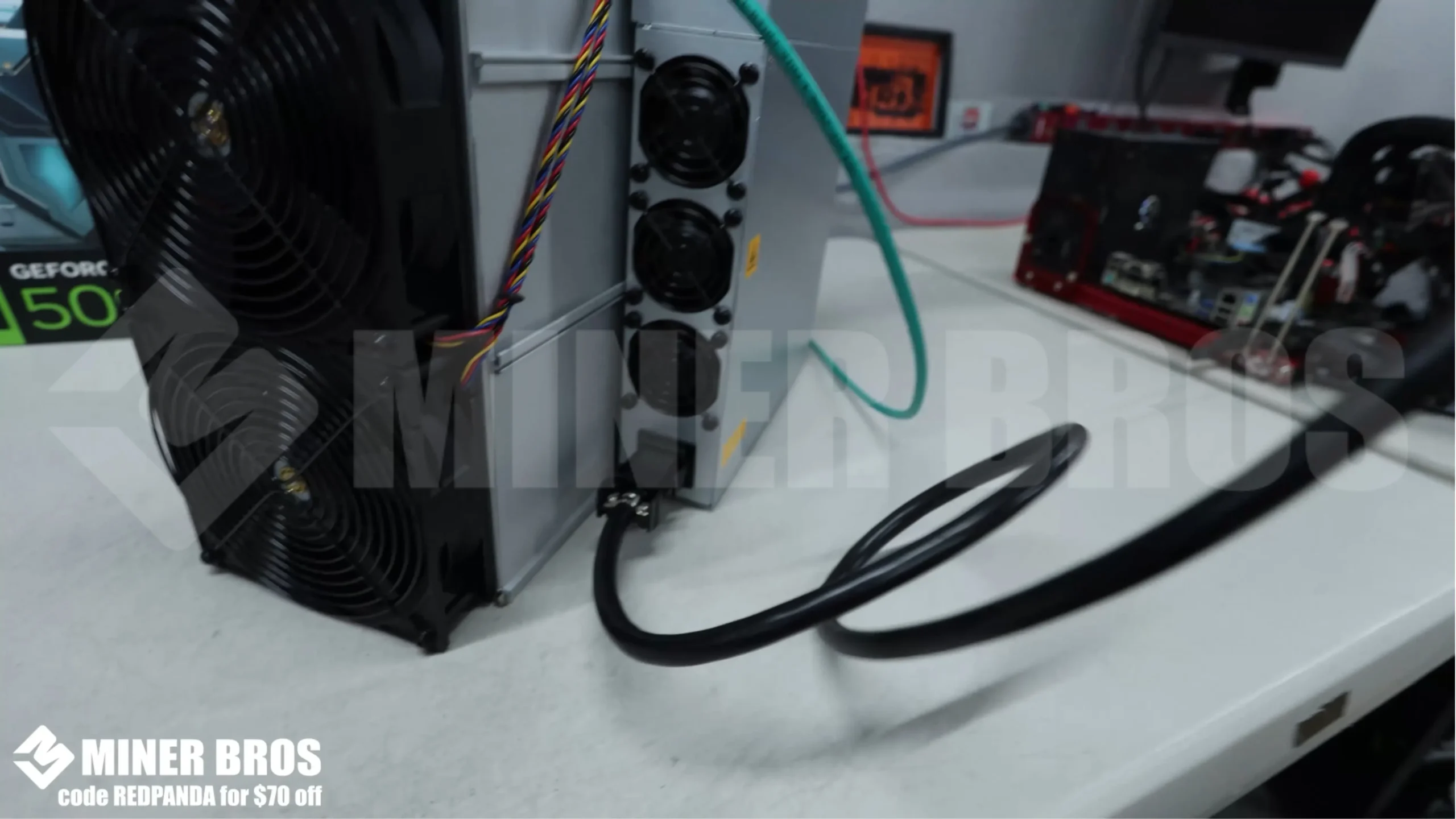 Conecta el cable de alimentación al ASIC y aprieta hasta que haga clic.