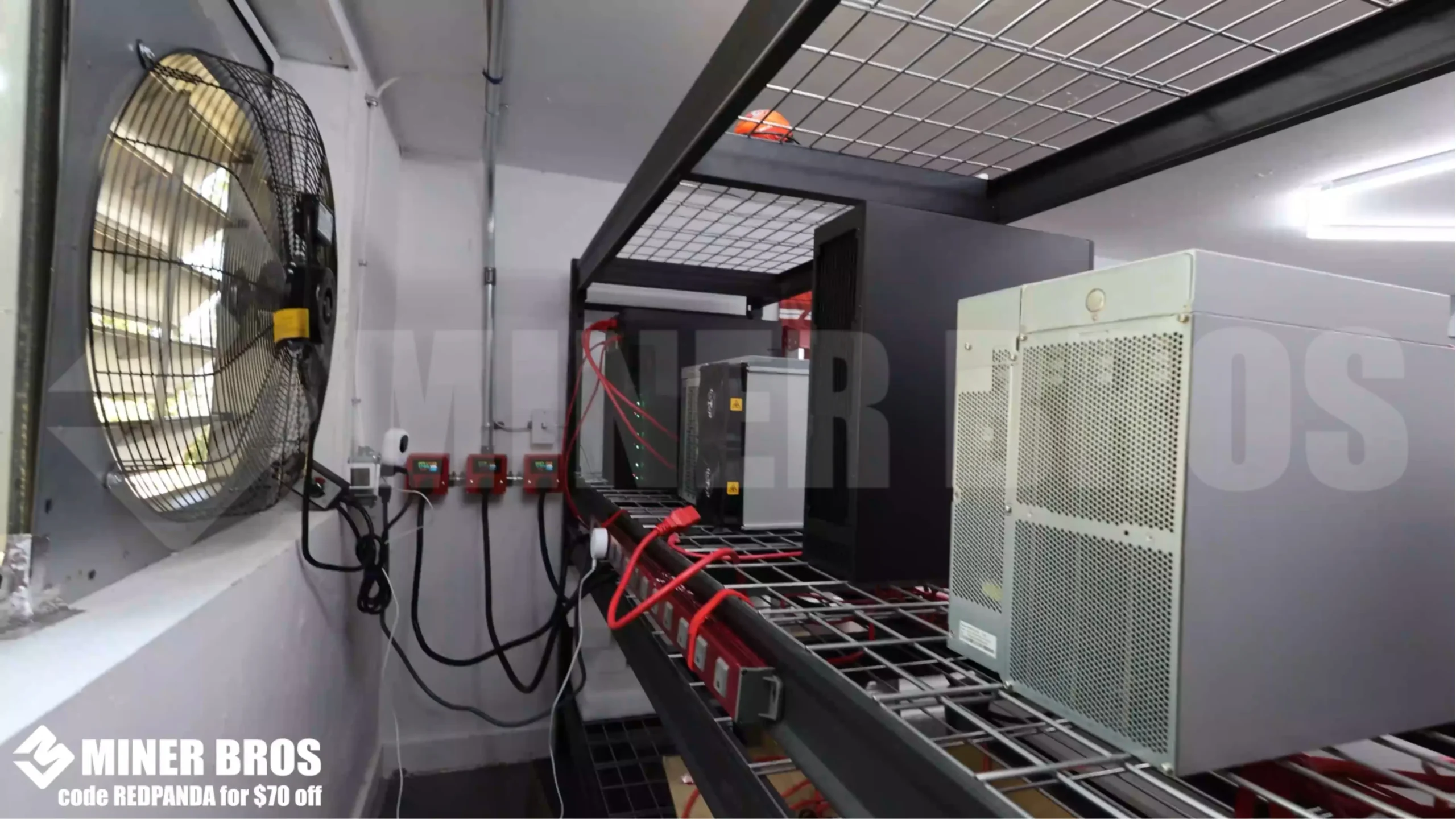 El Antminer S21+ consume 3564 W, por lo que una toma de corriente doméstica normal no servirá.