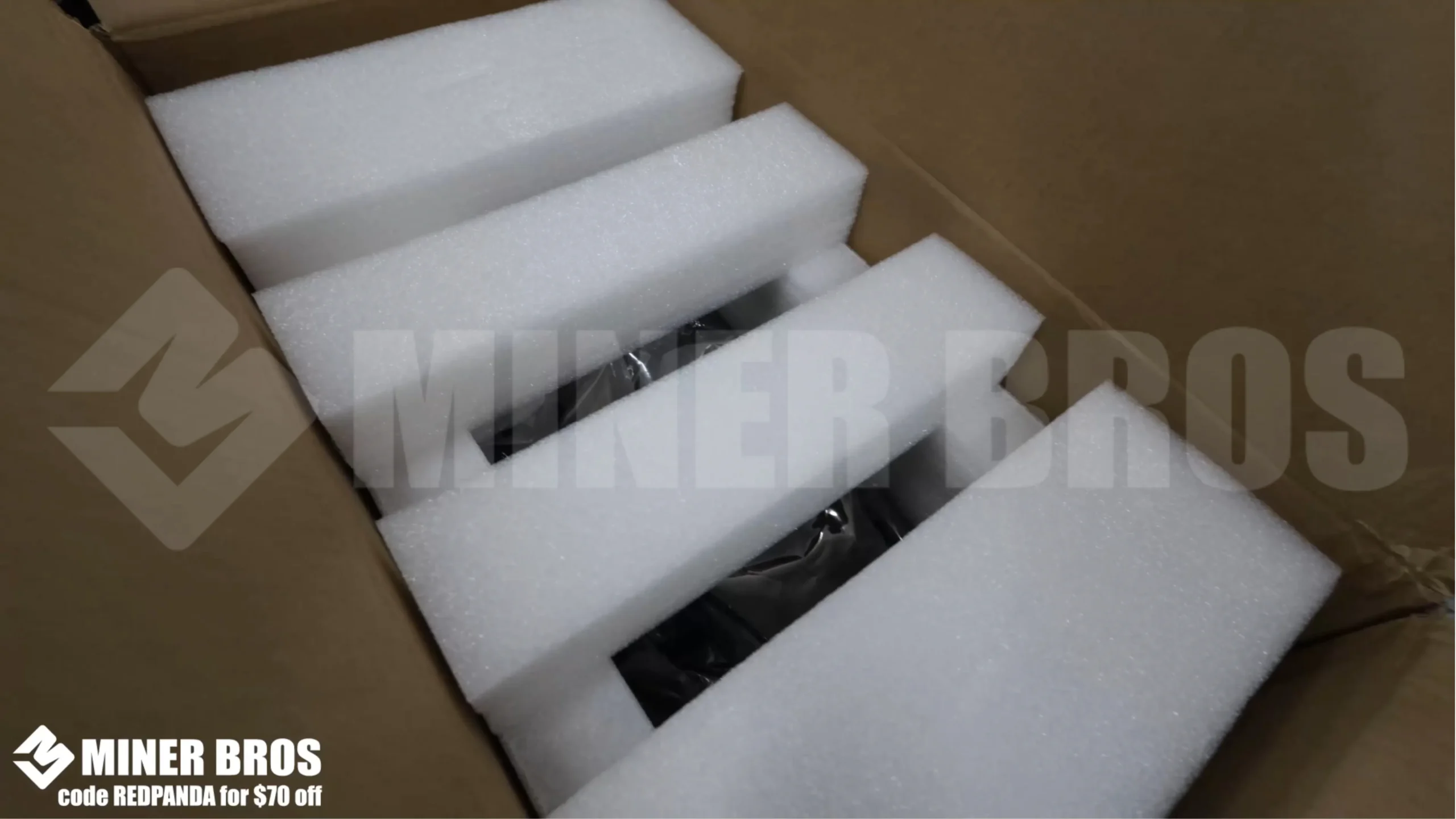 El Bitmain Antminer S21+ viene en una robusta caja de cartón con acolchado de espuma en ambos extremos para un transporte seguro.