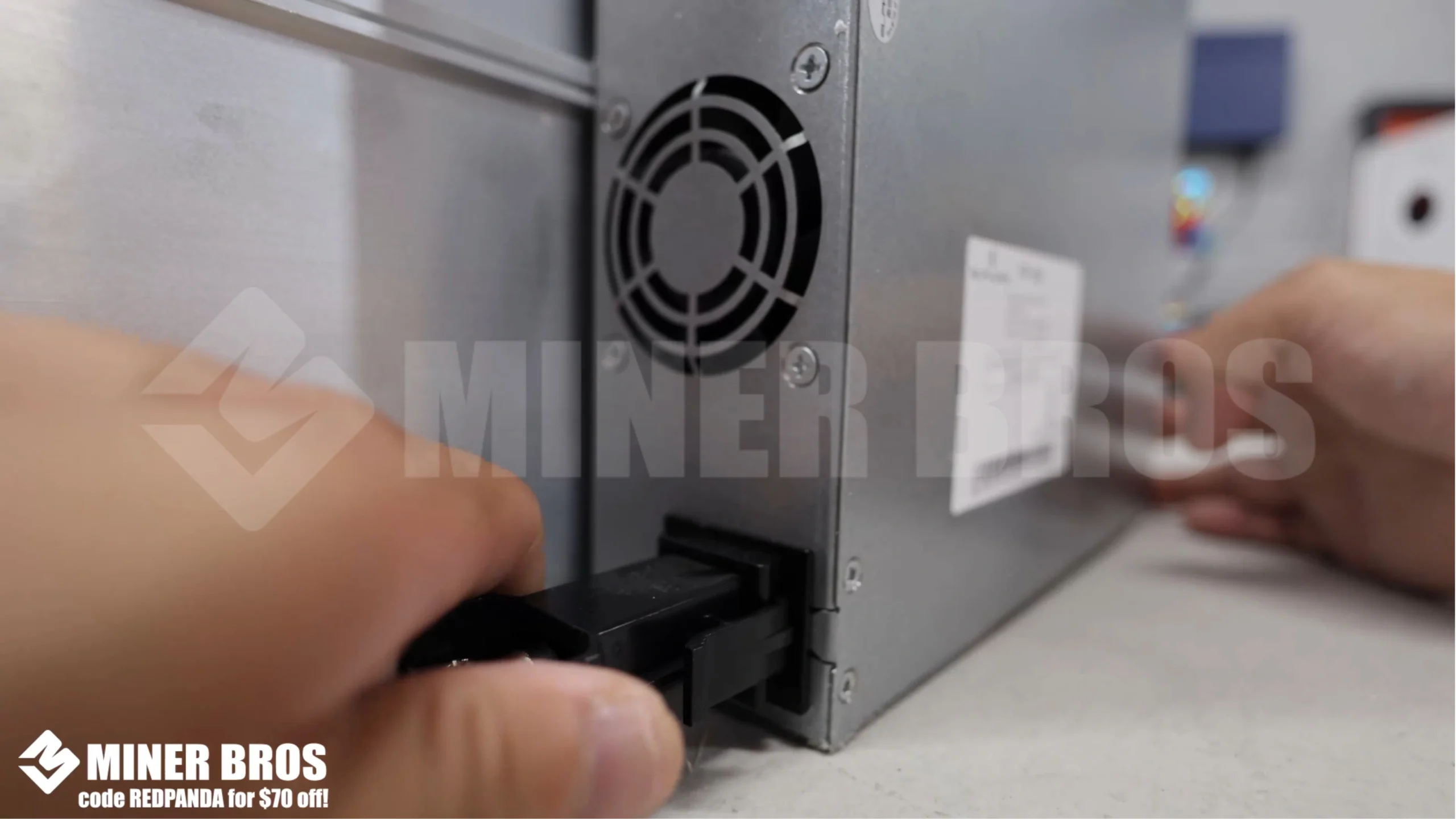 Conecta el cable de alimentación C20 al minero. - 8