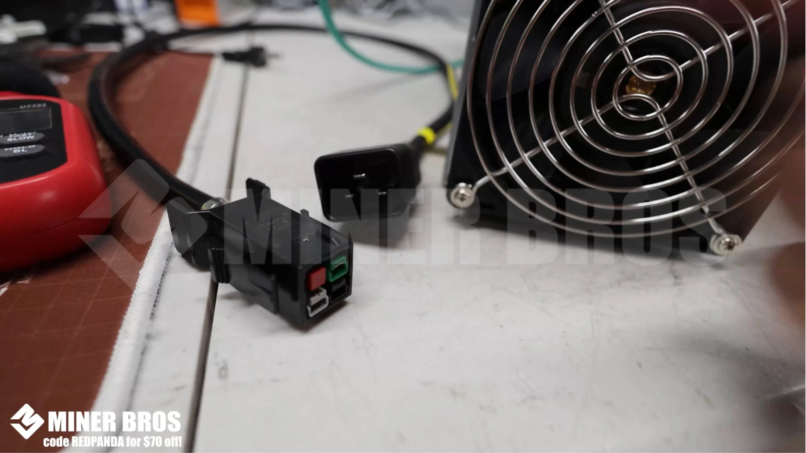 El DG2 utiliza un cable de alimentación P13 a C20, con variaciones según la región. - 3