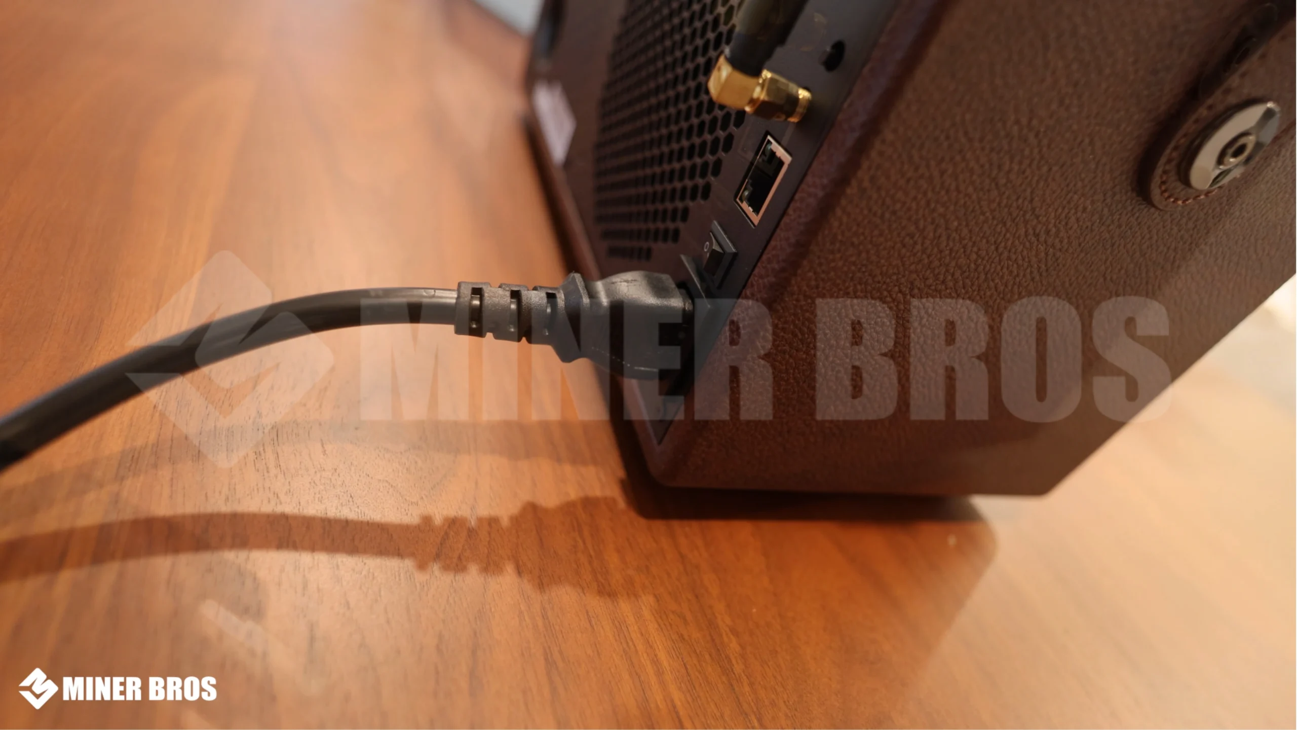 Conecta el cable de alimentación incluido en la parte posterior del Fluminer L2 - 5