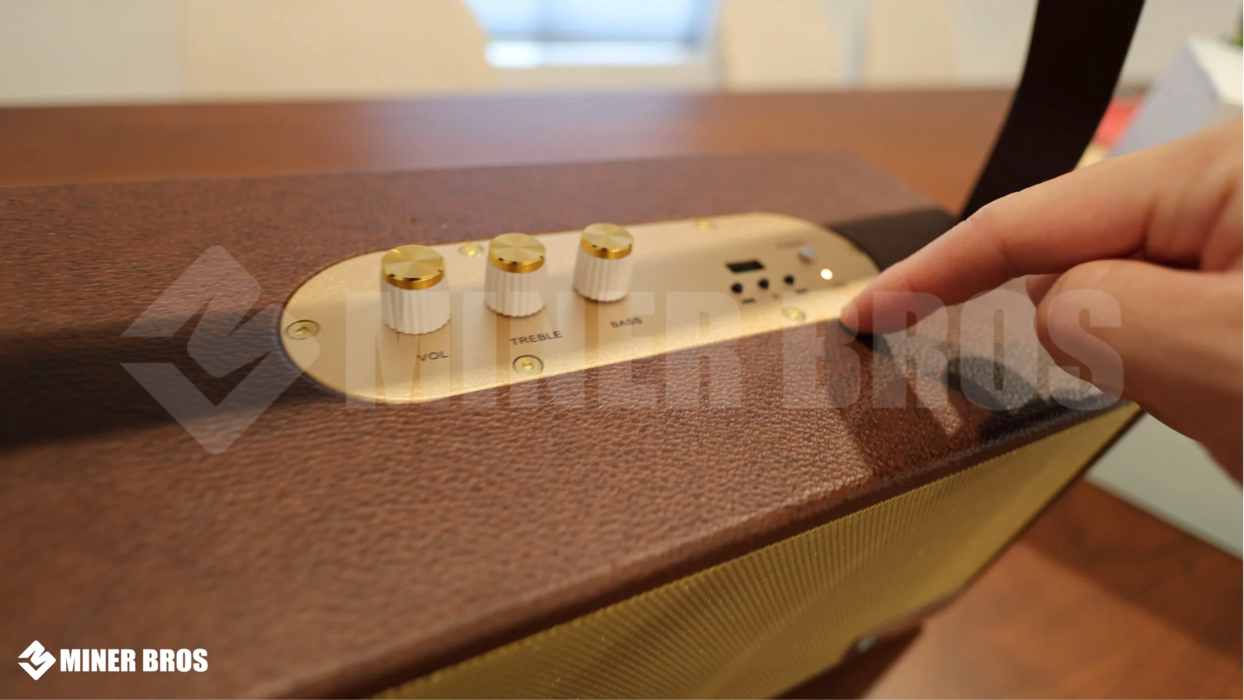 Encendido Conéctalo y acciona el interruptor - el L2 se ilumina y comienza a transmitir Wi-Fi y Bluetooth. - 8